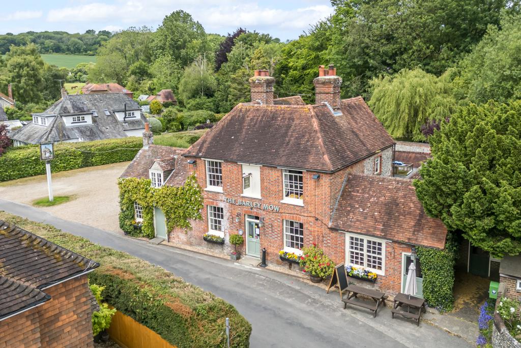 Lot: 147 - FREEHOLD PUBLIC HOUSE WITH LIVING ACCOMMODATION ABOVE - Aerial View of pub